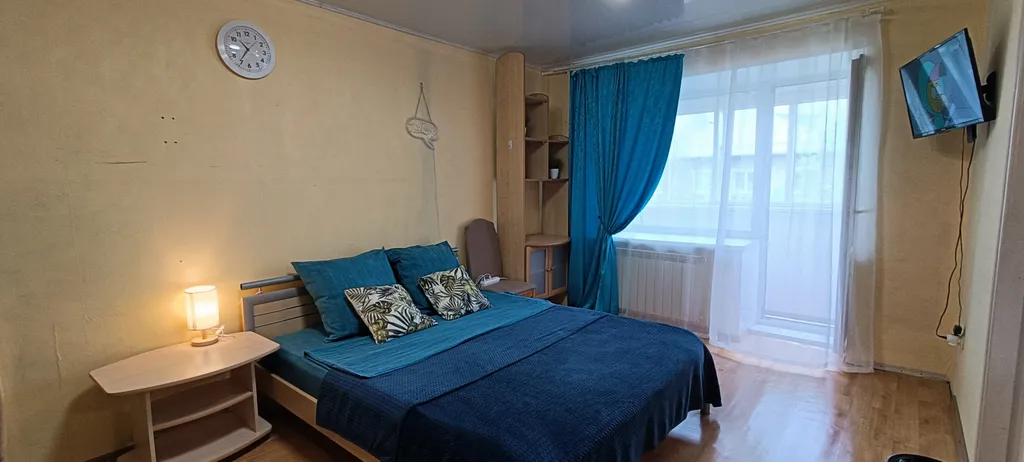 В центре с балконом