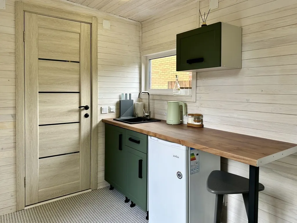 Домик в тихом и спокойном месте в окружении леса