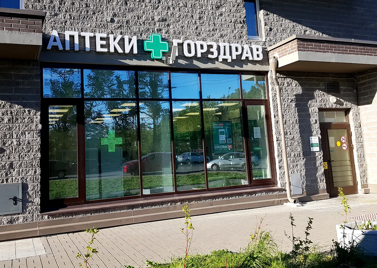 Развитая инфраструктура, все необходимое в шаговой доступности, уютная ухоженная охраняемая территория.