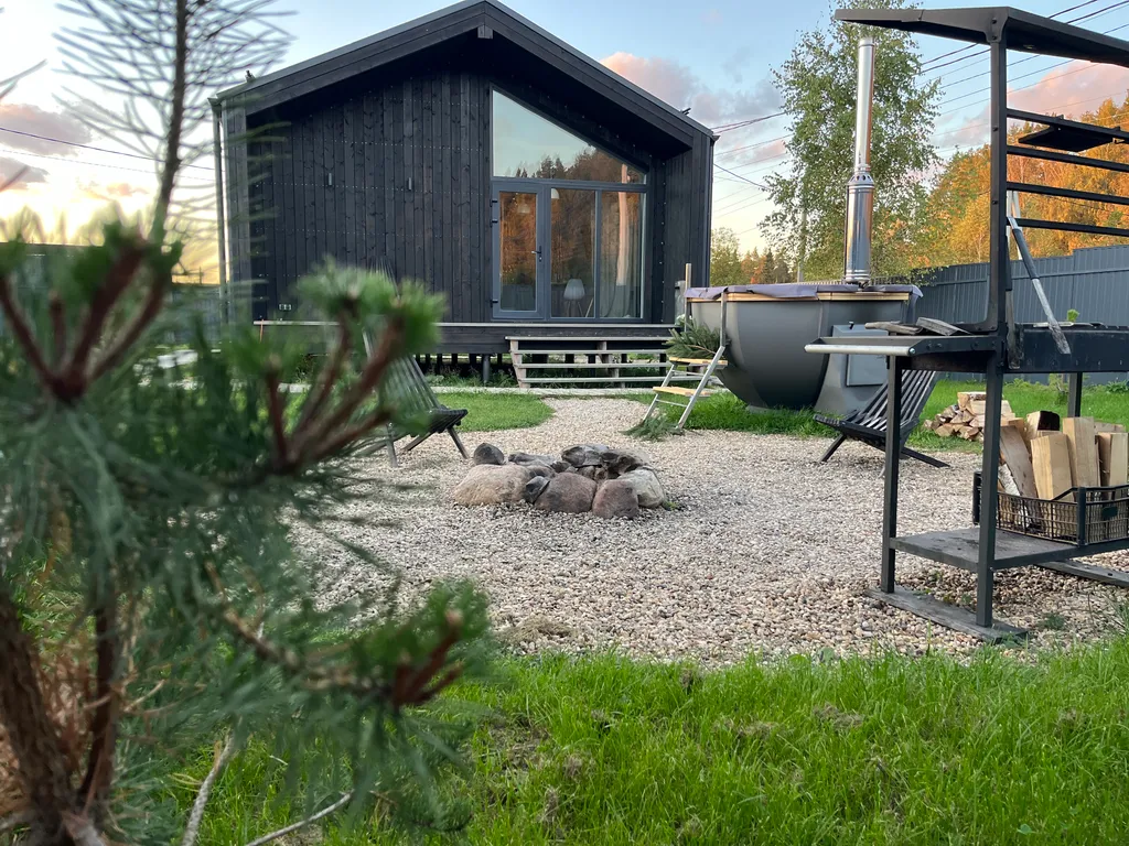 Коттедж Стильный Барнхаус в окружении леса с сауной и сибирским банным чаном — аренда посуточно в Зеленоград