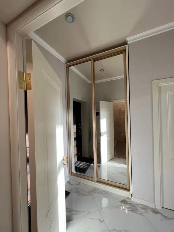 Космический вид из панорамных окон на горы