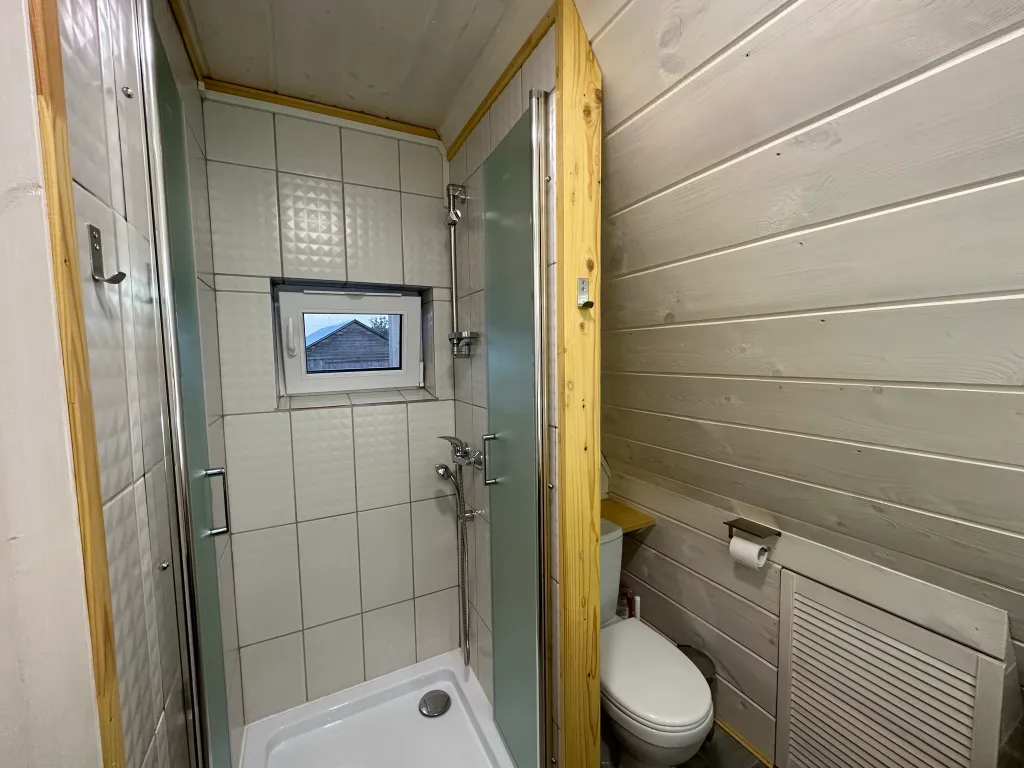 Дом в стиле A-frame на самом берегу реки