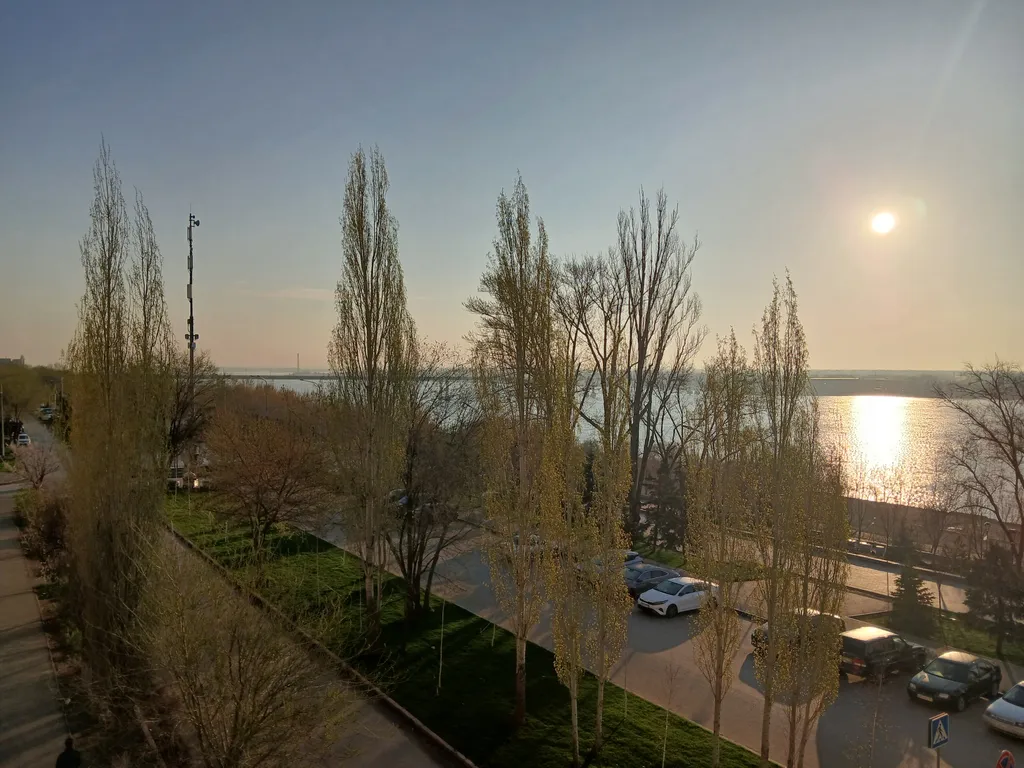 Жизнь с видом реку: огромная лоджия с панорамным остеклением в пол!