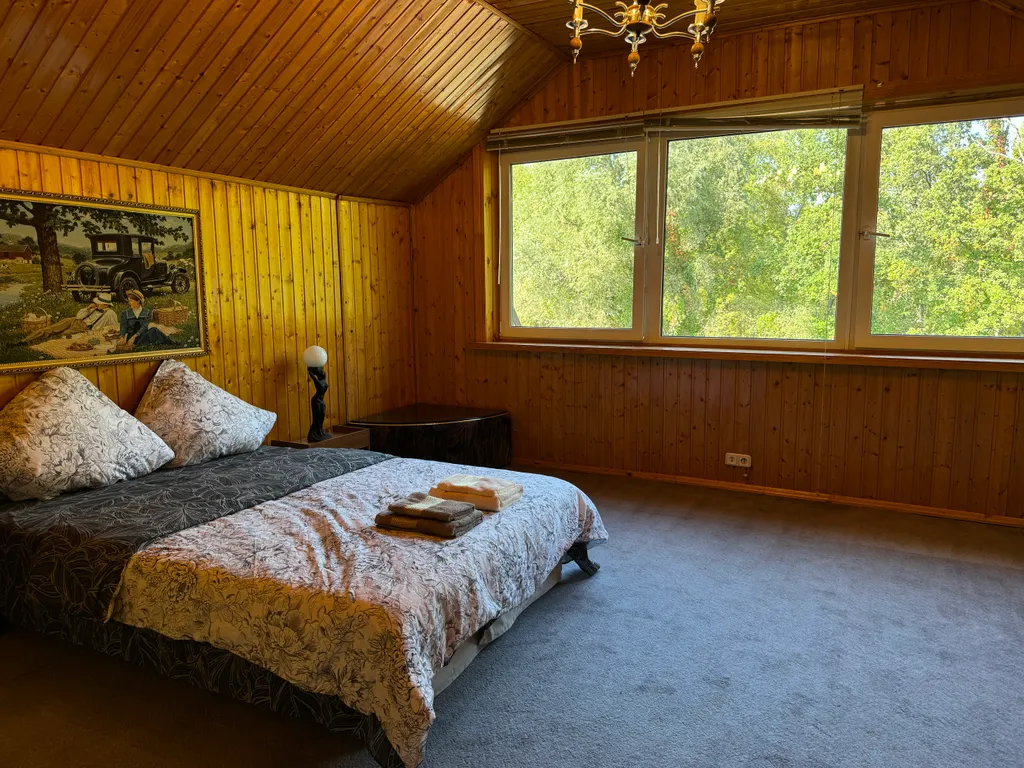 Дом с бассейном, сауной, возле леса для семейного отдыха