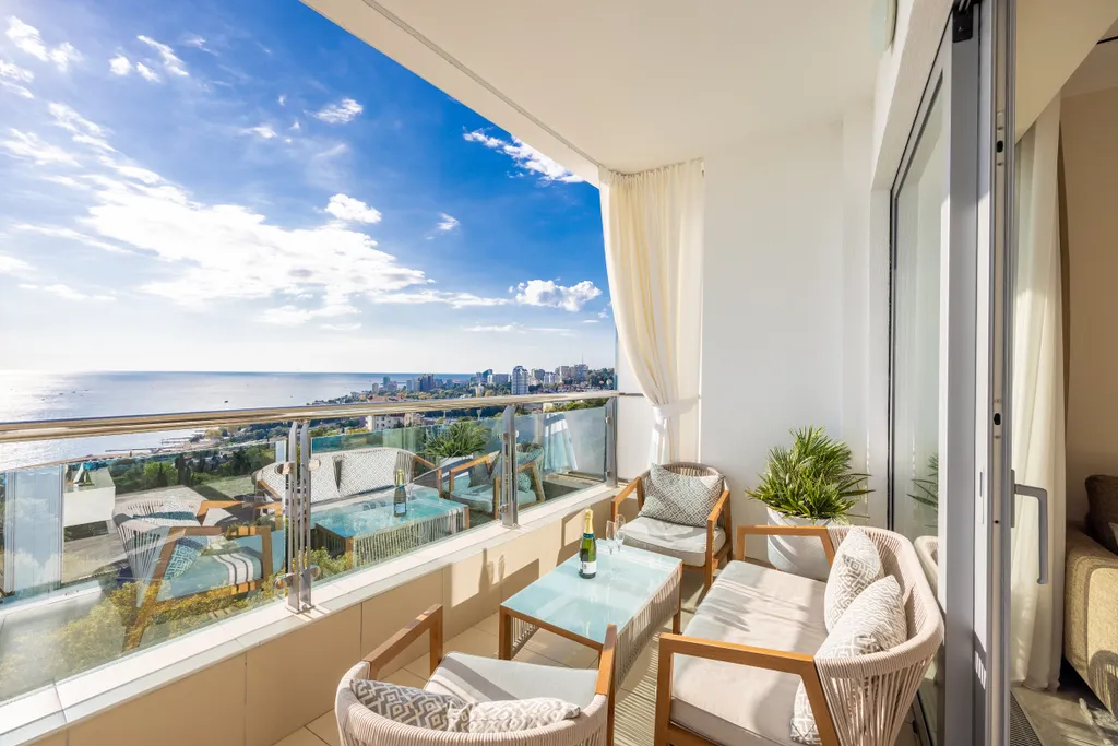Дизайнерская квартира с террасой, бассейном и видом на море