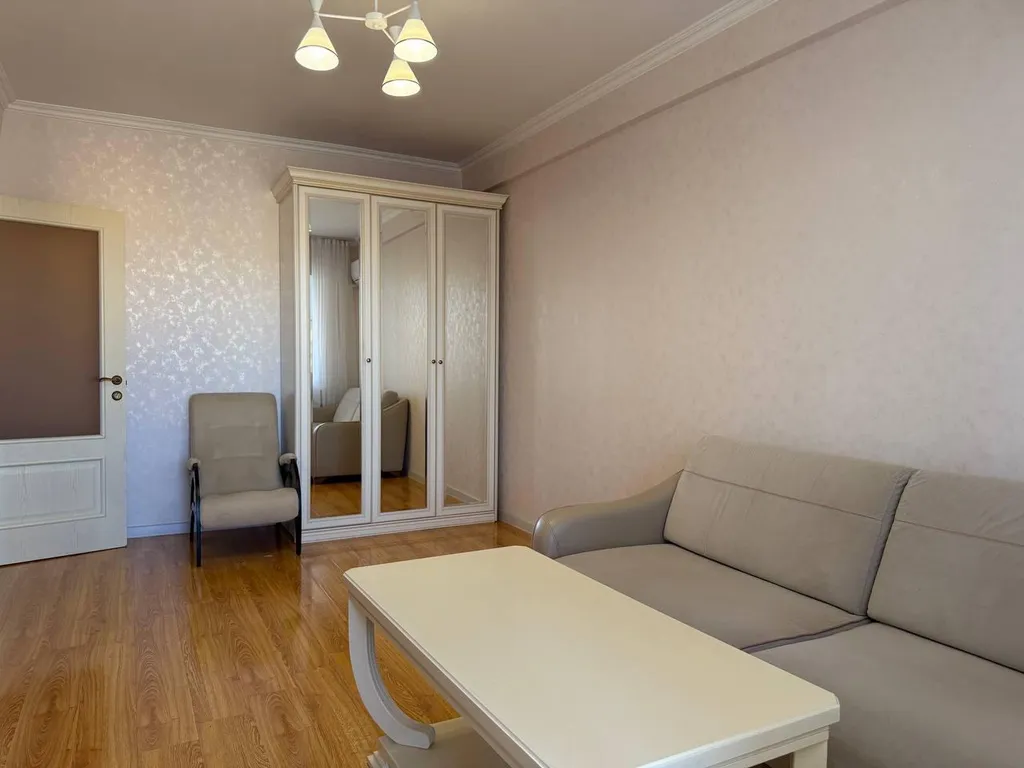 Светлая квартира с балконом и стильной гостиной