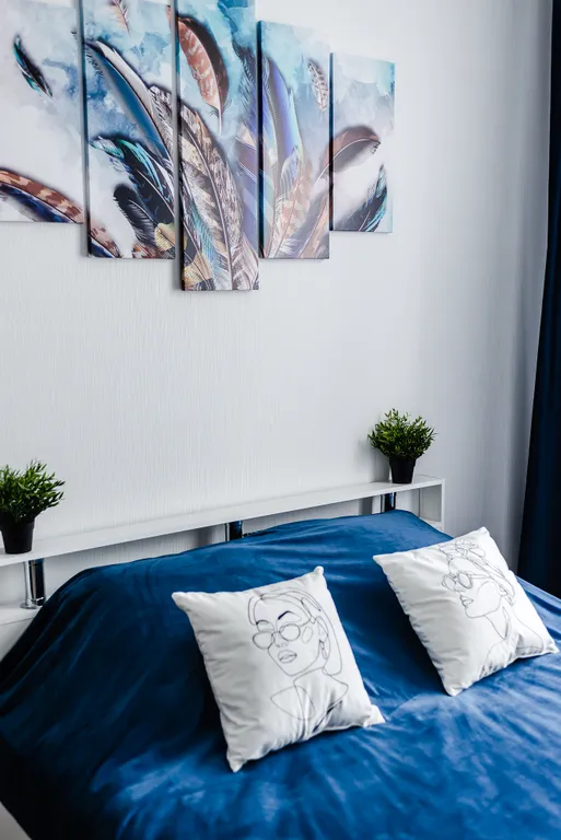 Новая просторная дизайнерская квартира-студия с высокими потолками