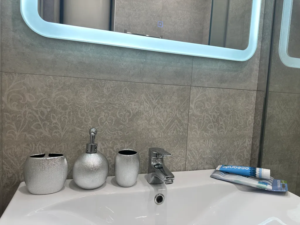 Красивая студия с видом на Золотой мост, город, море