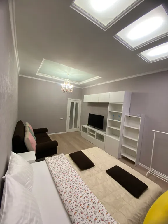 Стильная квартира с разноплановым освещением