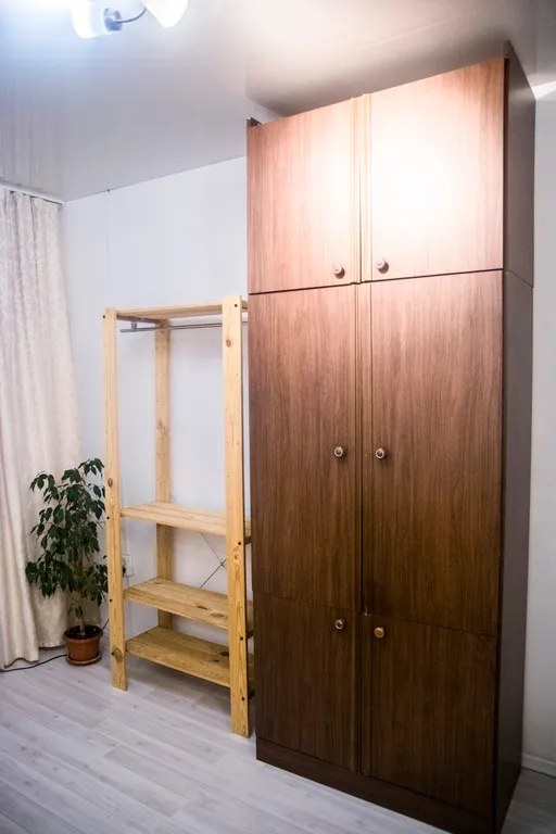 Комната с желтым диваном