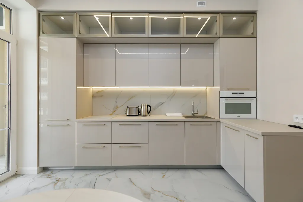 Уютная двухкомнатная квартира с дизайнерским ремонтом возле моря