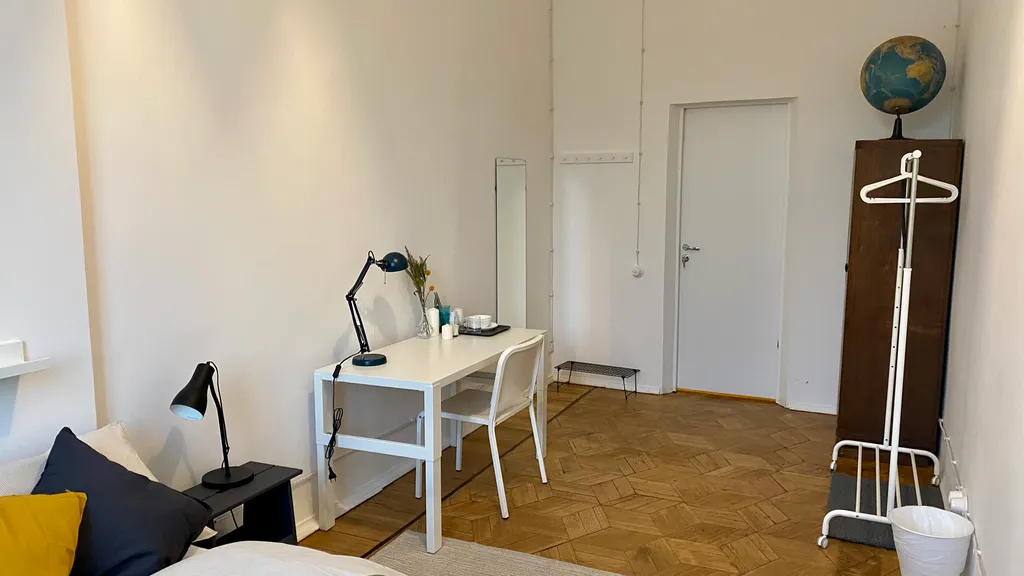 Комната с высокими потолками в центре