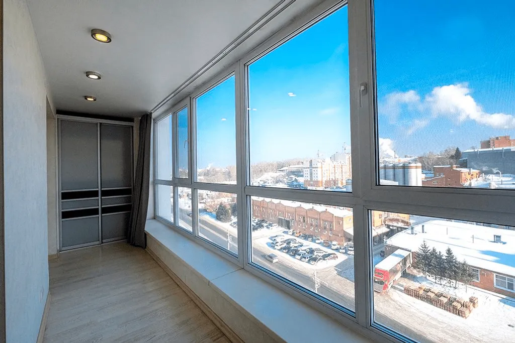 С панорамным видом рядом с проспектом Ленина