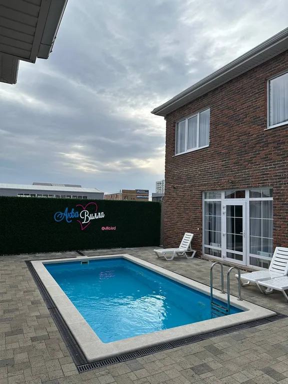 Коттедж с баней на дровах и теплым бассейном