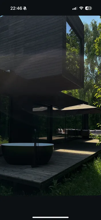 Премиальный дом с дизайнерским камином на дровах в лесу