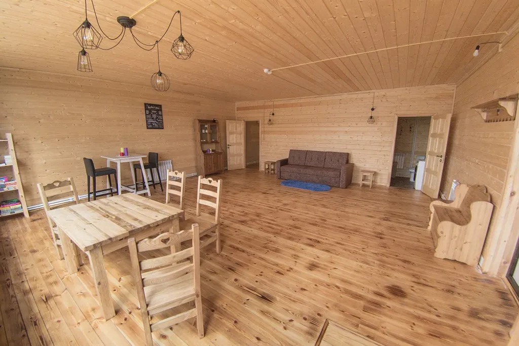 Жёлтый домик с панорамными окнами на берегу реки