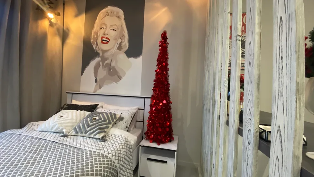 В постели с Монро