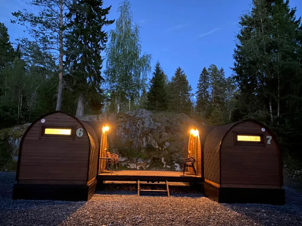 Арочный домик на краю леса с центральным входом