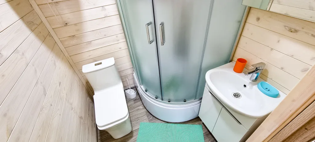 Уютный дом у реки с беседкой и верандой