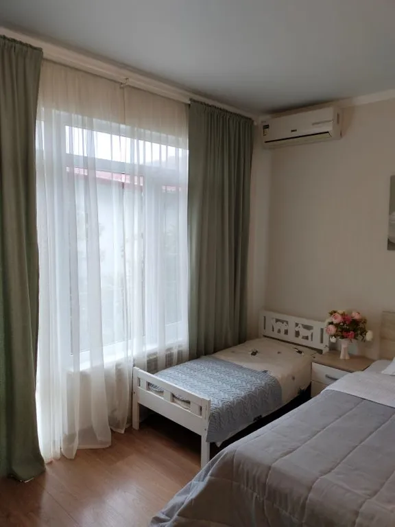 Уютный дом для большой семьи или компании в окружение сада