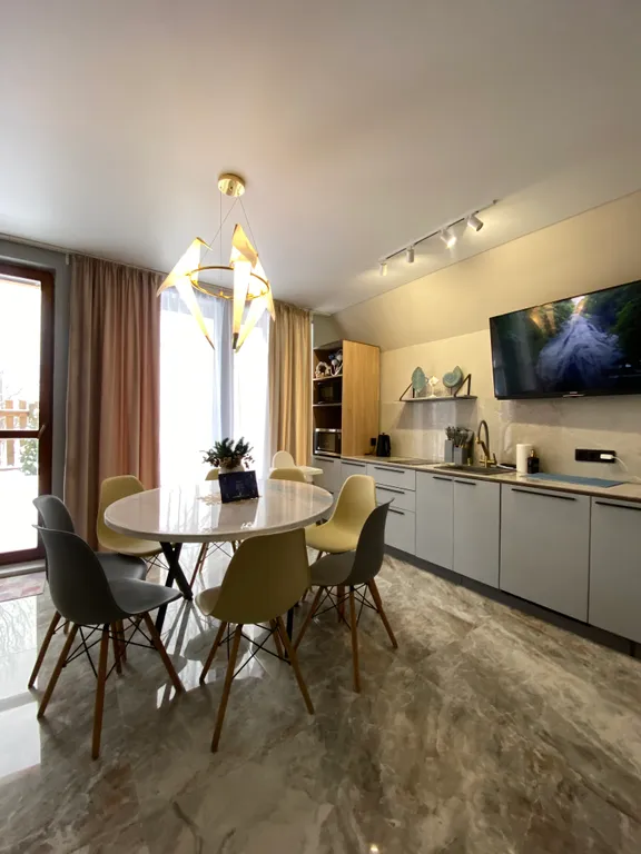 Дом на озере с бассейном