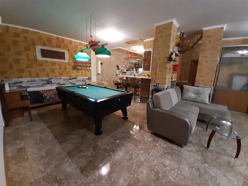 Дом с бассейном недалеко от моря