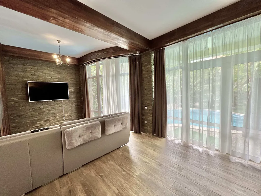 Дом в Гаспре с бассейном и беседкой