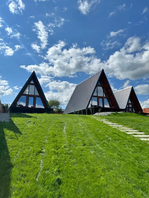 Треугольный дом A-фрейм с панорамными окнами Космос