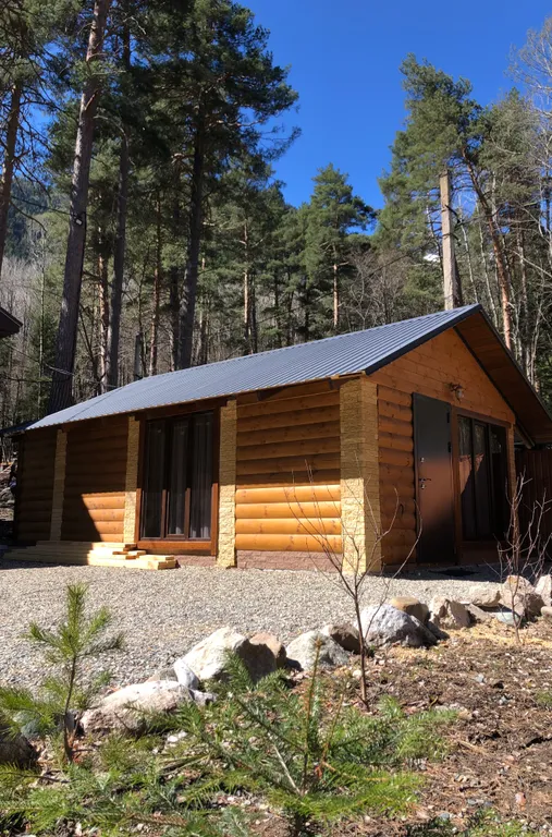 Маленький дом в лесу с видом на горы