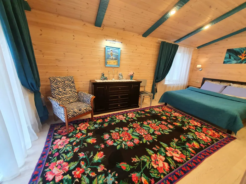 Просторный дом с банькой и видом на храм