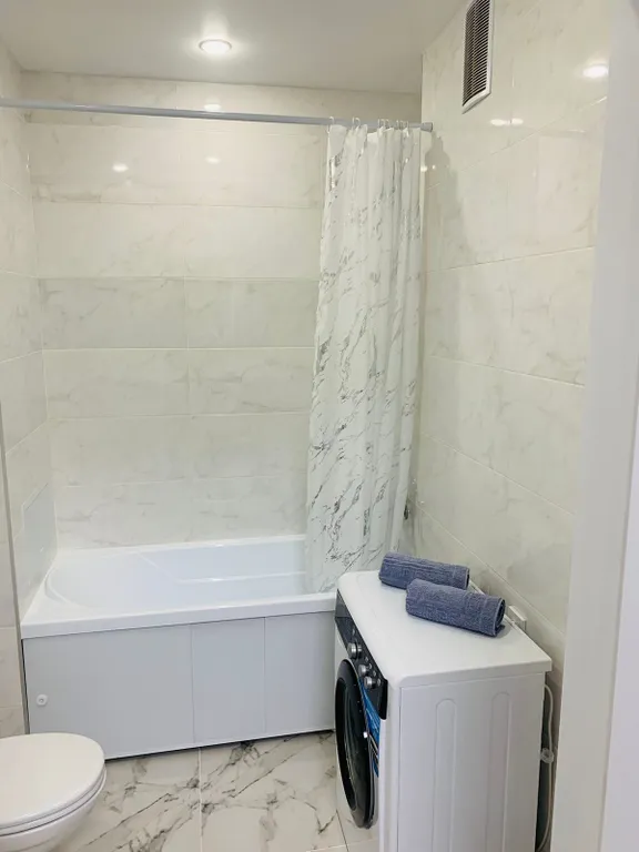 Квартира Уютная студия с кондиционером в доме рядом с аэропортом Толмачево — Обь