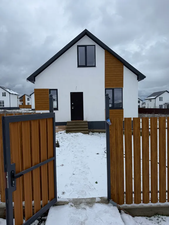 Коттедж Домик с тремя спальнями — Новороссийск