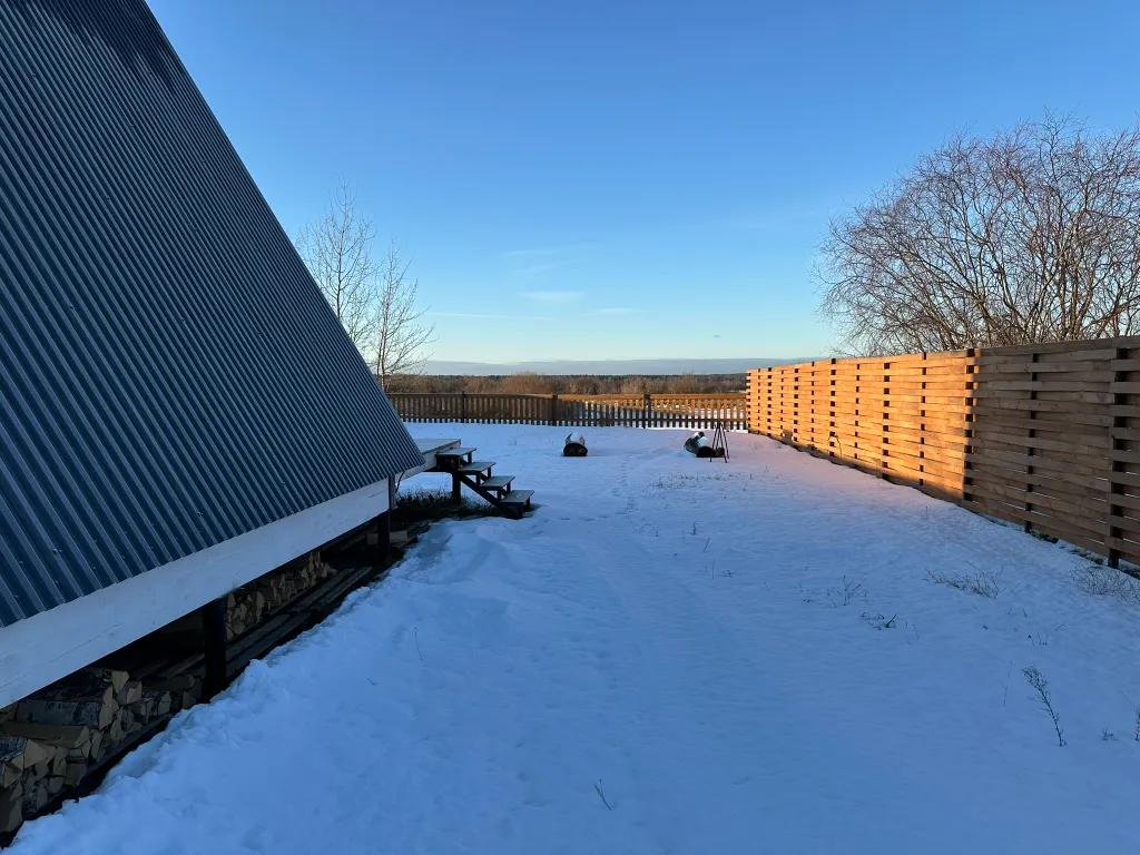 Дом в стиле A-frame на самом берегу реки
