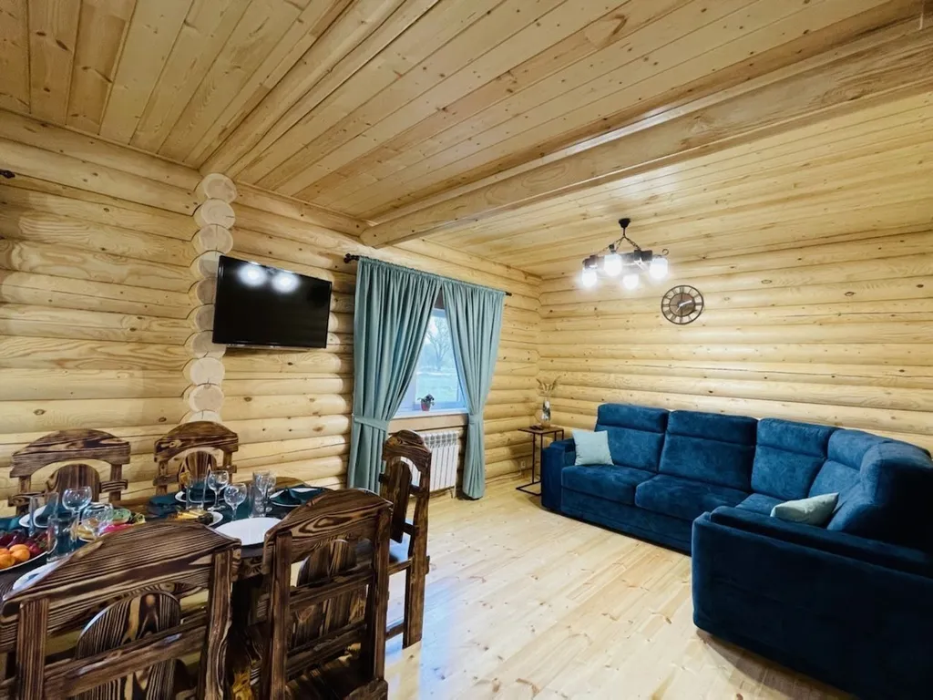 Бревенчатый 2-х этажный коттедж