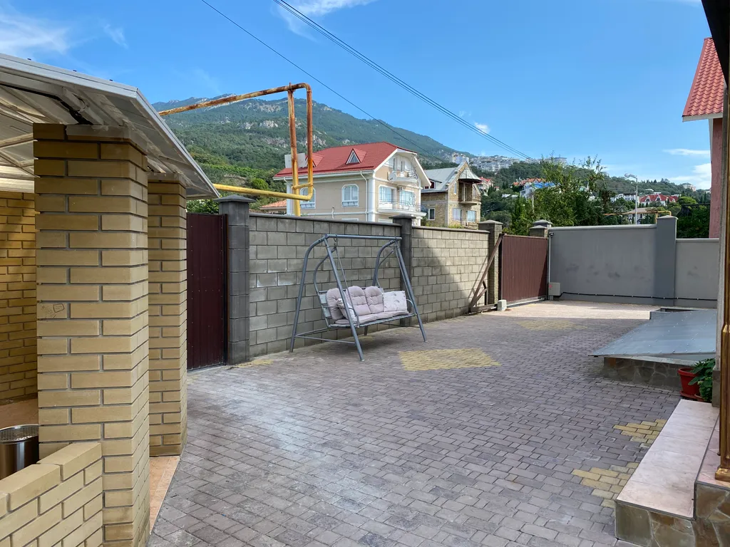 Дом с бассейном для большой компании