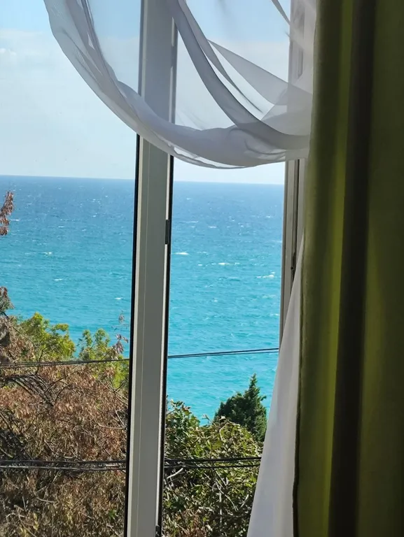 Трехместный номер с 2  кроватями и диваном. Стандарт с видом на море.