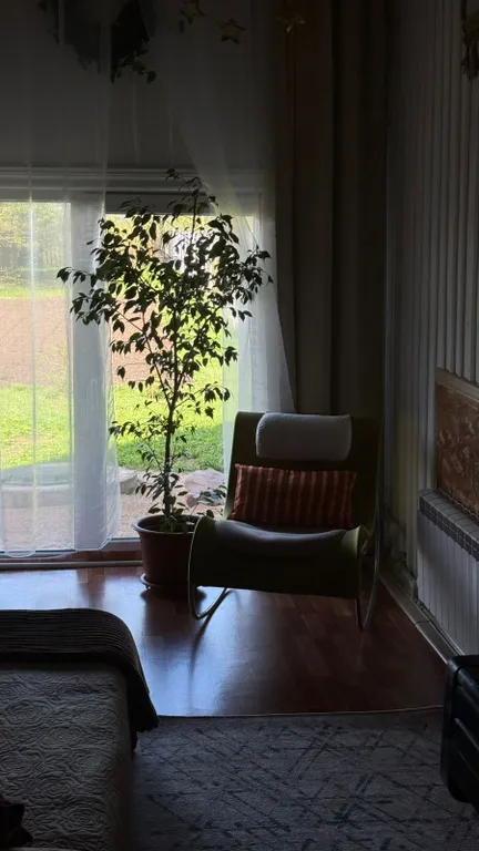 Уютный домик в деревне с выходом на веранду и ухоженным садом