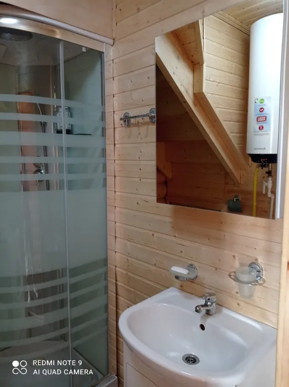 Деревянный дом с камином, баней и чаном на берегу Меличуярви у леса