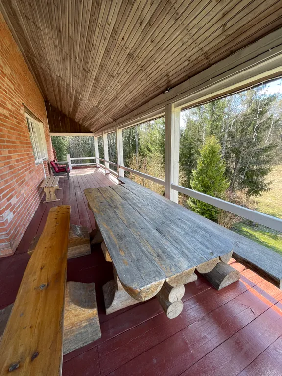 Дом в уникальном месте на берегу озера