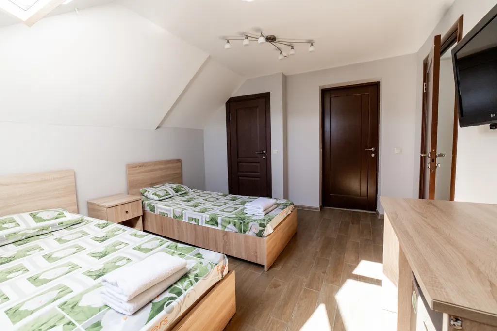 Четырехместный номер с отдельными кроватями на мансарде