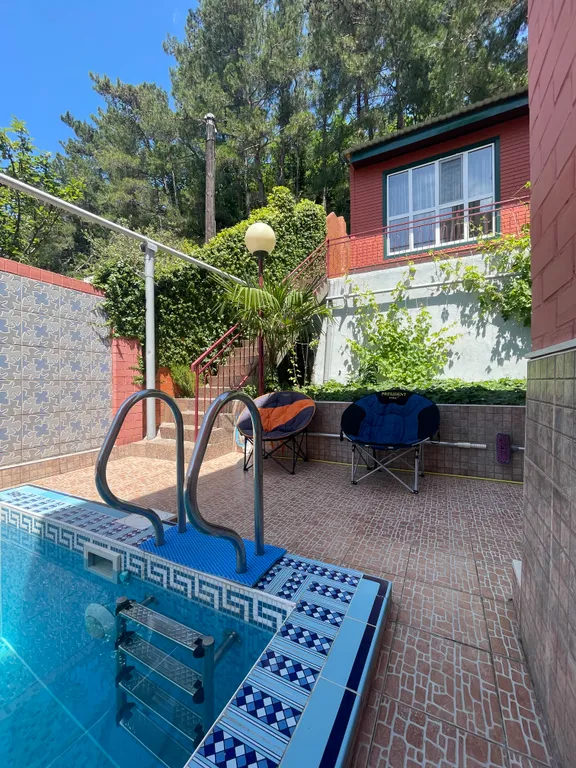 Часть жилого дома с бассейном