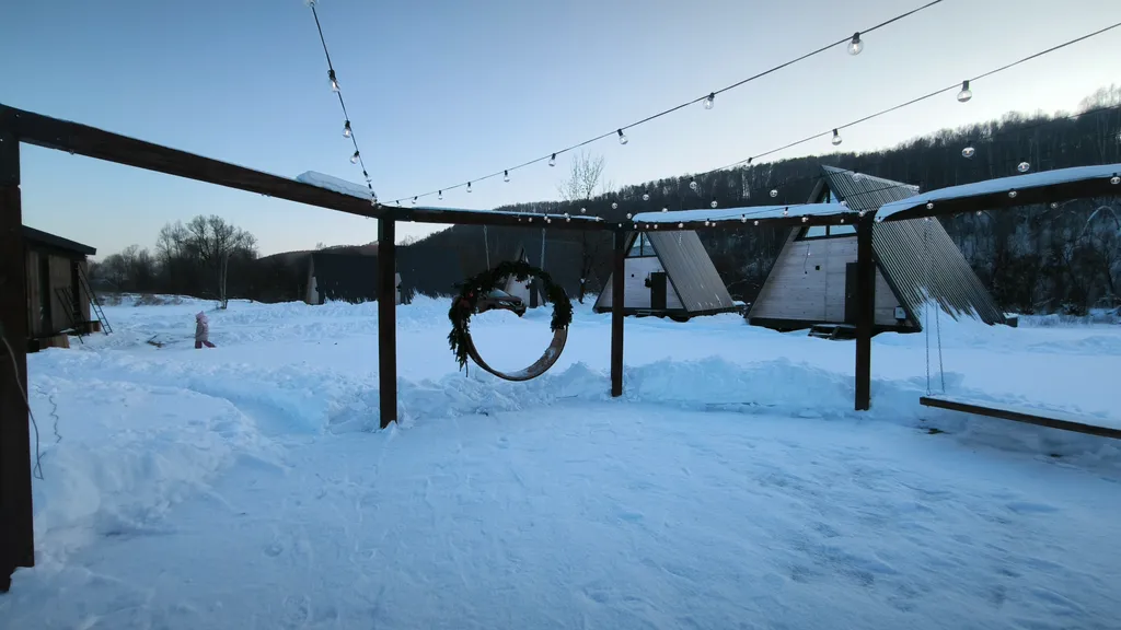 Двухэтажный а-фрейм с панорамным остеклением и террасой