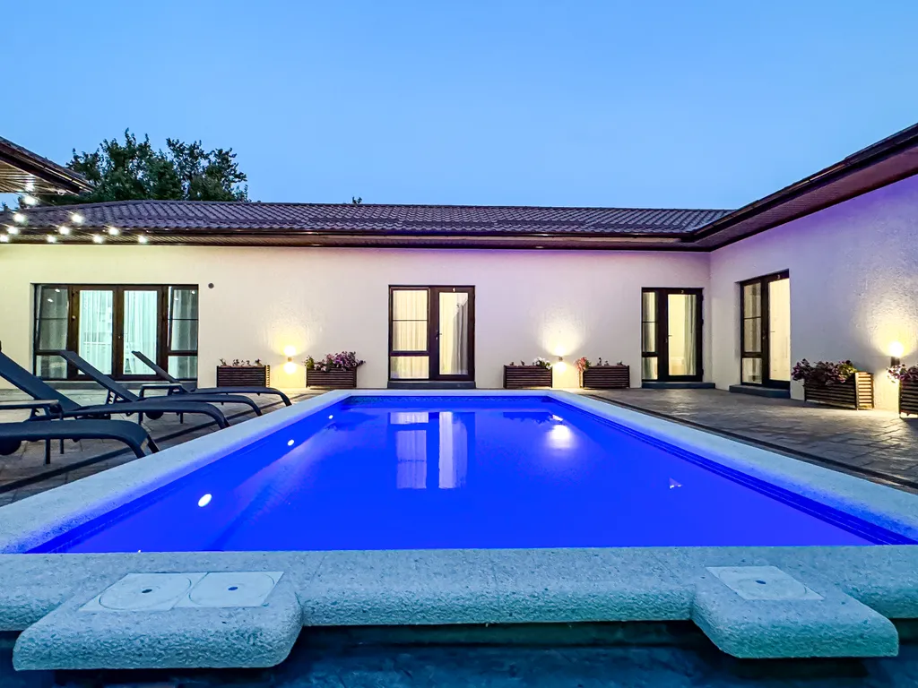 Коттедж Вилла на 8 гостей с теплым бассейном и беседкой для барбекю — аренда посуточно в Витязево