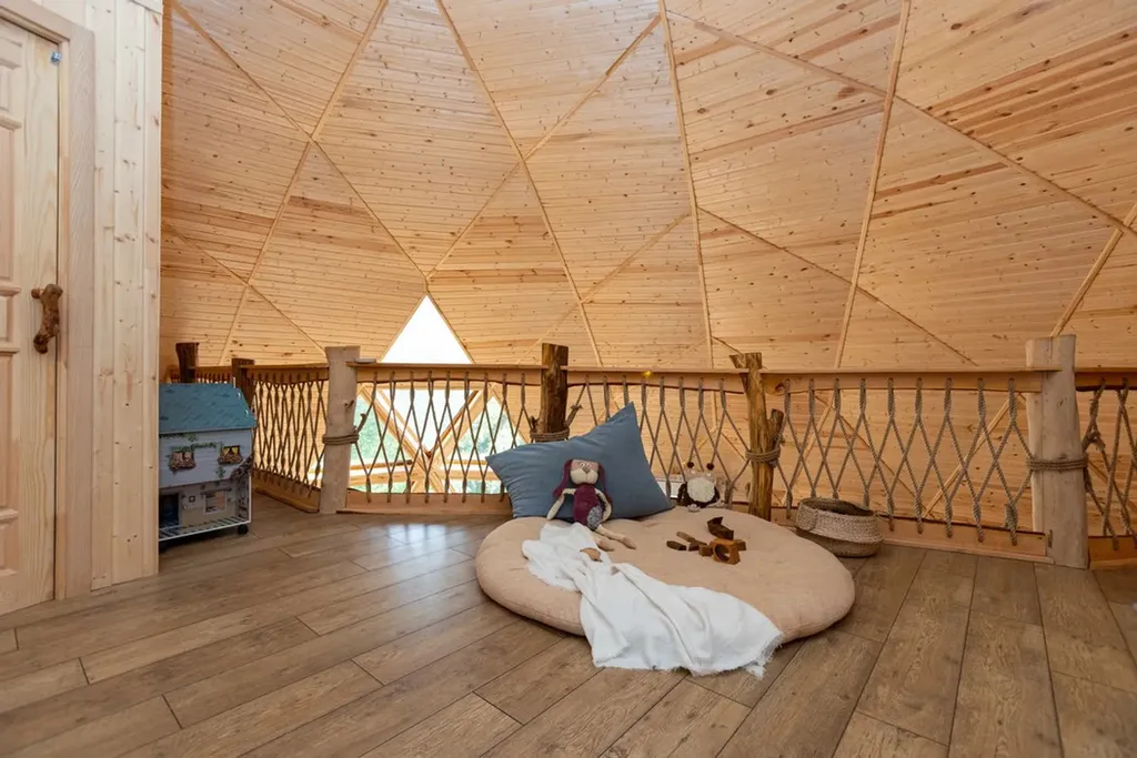 Купольный дом для большой компании с шикарным фруктовым садом