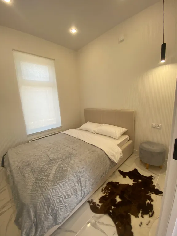 Загородный дом в черте города с озером