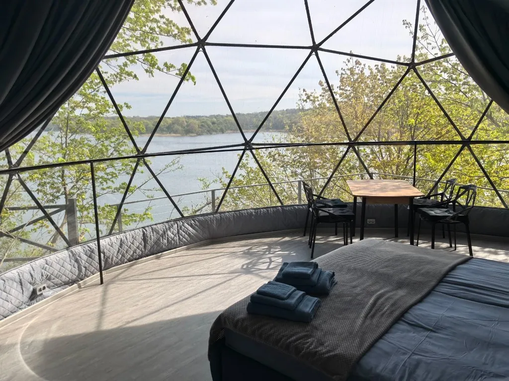 Купольный дом Атлантика с террасой и видом на озеро