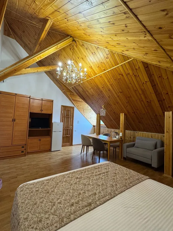 8. Четырехместный номер с тремя кроватями. Мансарда