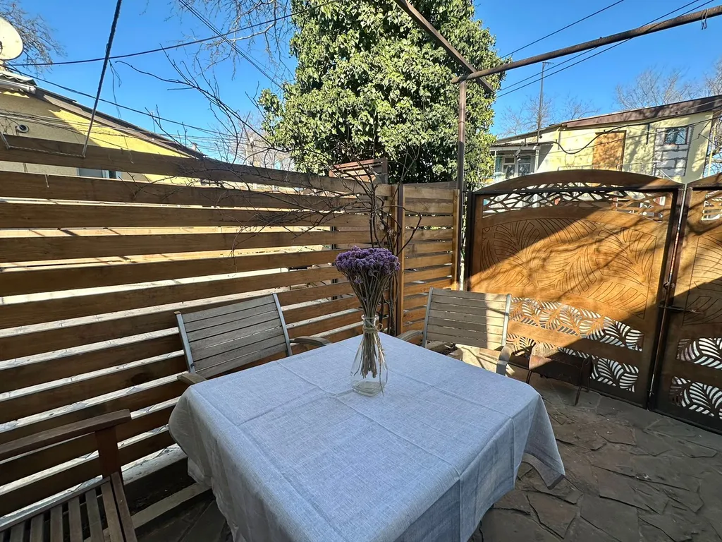 Дом с двориком и мангалом, рядом с песчаным пляжем