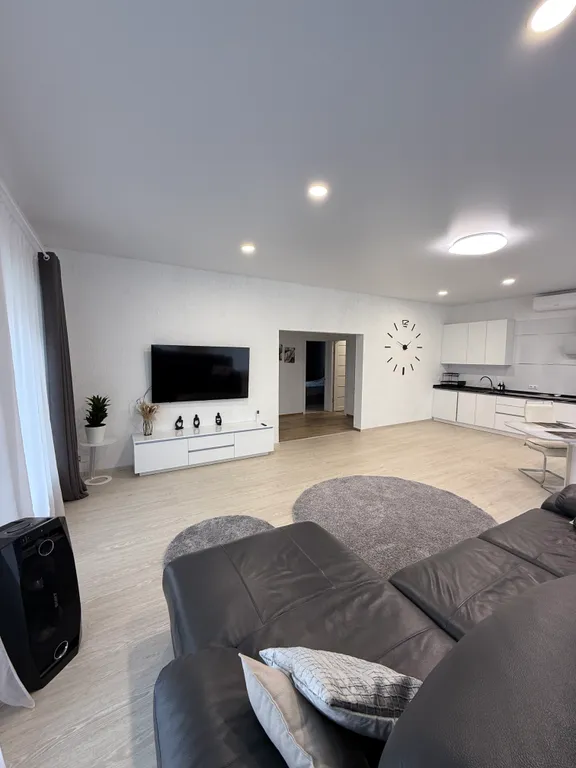 Дом на берегу реки с баней