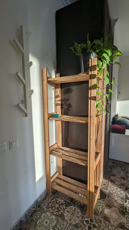 Студия с камином, деревом и видом на реку